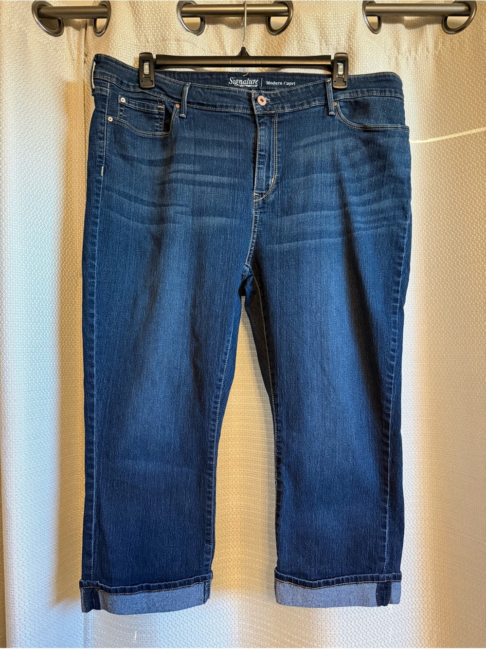 Levi Strauss Signature Women’s Modern Capri Dark Wash Size 22
